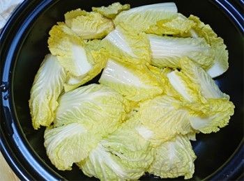 step2: 鍋底掃油，鋪入娃娃菜