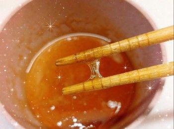 step6: 加入麥芽糖（麥芽糖的作用，是花生糖成型的關鍵），繼續熬煮至大氣泡明顯變少（邊煮邊攪拌；煮至水份慢慢收乾；泡泡呈細小密集的狀態；可用筷子進行測試，如筷子上的糖漿呈現拉絲的狀態，立即放入水中會變硬，代表糖漿已完成；如糖漿仍然有些軟，則需要再繼續熬煮）