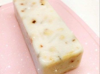 step15: 待完全放涼後，脫模（必需完全放涼後才可以脫模，因為剛蒸好的蘿蔔糕很軟，此時脫模會散掉，冷却後才會定形），切件