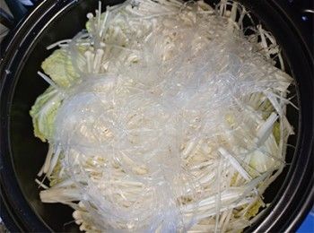 step3: 鋪上金菇菜及粉絲