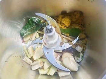 step4: <span class="group_2">料頭</span>，<span class="group_3">調味</span>放入攪拌機中