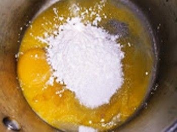 step1: 打蛋盆把蛋黃、細砂糖和粟粉混合，攪拌均勻