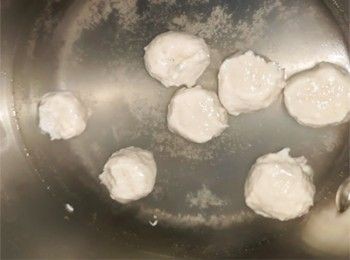 step13: 加入魚蛋，浮面後煮5分鐘
