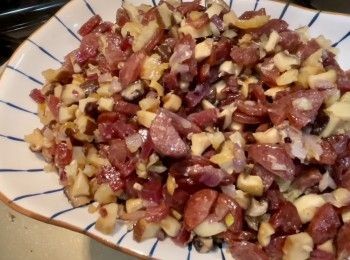 step5: 落油炒香紅蔥頭、薑蓉、蝦米、冬菇、臘肉和臘腸，上碟備用。