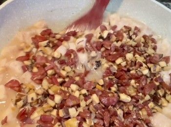 step7: 加入<span class="group_3">調味</span>料，煮到芋頭粒微軟後，放入配料，攪拌均勻。