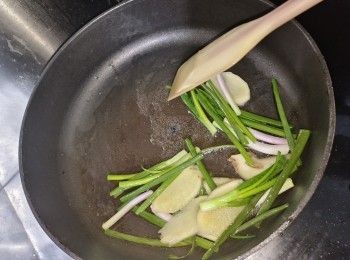 step3: 加少許油，薑蔥起鑤香