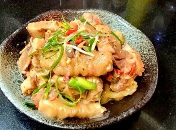 step12: 冬菇已煲過湯 , 取出切片備用 ,南乳 , 腐乳用黃酒攪拌成醬備用 .
起油鑊爆香蒜頭 , 乾蔥 , 辣椒碎 , 薑片放入豬手 , 腩肉兜炒 , 再贊少許黃酒稍為兜炒 , 加水蓋過面放入冰糖 , 鹽 , 南乳 , 腐乳醬 . 
大火滾起轉中火炆煮 1 小時 , 再將花膠 , 冬菇放入炆多30分鐘 , 熄火焗30 分鐘 , 再用中火炆多30 分鐘 , 炆刑開始收汁放入蔥段 , 少許麻油上碟 , 而放少許蔥花 ,