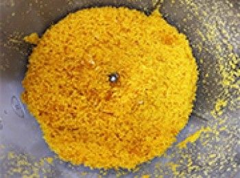 step9: 放涼的咸蛋黃用機打碎