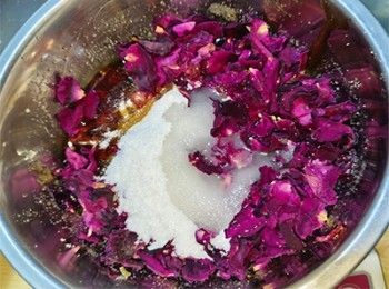 step2: 花瓣加入砂糖、蜂蜜