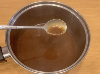step1: 煮沸水，加冰糖和紅糖，小火煮至糖溶化，加秘密武器，煮至溶化，如果想知道秘密武器是什麼，請參考Youtube 影片：https://youtu.be/1V07mMVdi6I