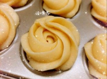 step4: 將牛油（牛油先放室溫軟化／用微波爐加熱至略為軟化）攪拌成軟滑忌廉狀 2. 加入糖攪拌至變白及輕軟 4. 加入蛋攪拌至完全均勻 4. 用篩逐少加入低筋麵粉、高筋麵粉和粟粉（分3次，加到第3次時可用手將粉團搓勻至光滑） 5. 粉團加入唧袋，於不黏烤盤上唧出花紋