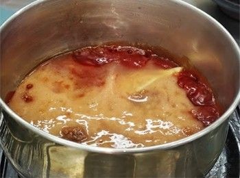 step3: 把<span class="group_2">材料B</span>倒入煲內，小火煮10 -15分鐘至濃稠，期間要不段攪拌