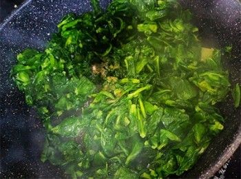 step2: 加入豆苗，少許鹽及糖炒熟