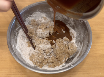 step2: 混合3種粉，將煮好的紅棗糖水放涼後，加入混合好的粉中，攪拌均勻，加油攪拌均勻，覺得太稠，可以慢慢加水調整，靜置10-15分鐘