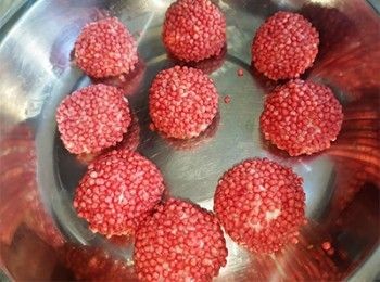 step8: 滾圓，讓脆米貼實
