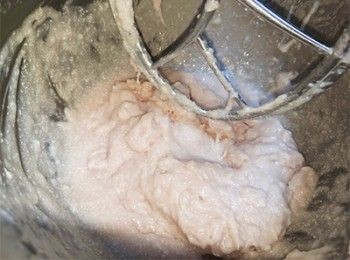 step4: 移入廚師機，加鹽