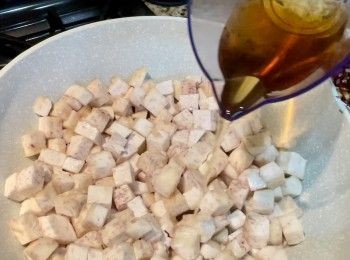 step6: 再原鑊炒香芋頭粒，加入料酒，翻炒後，加入冬菇水、蝦米水和水共1500克。