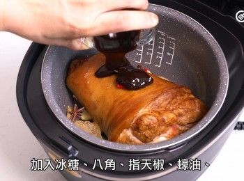 step7: 加入冰糖、八角、指天椒、蠔油、豉油、鎮江醋及餘下的紹興酒煲滾