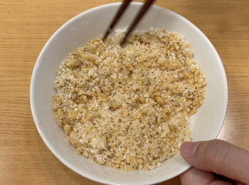 step1: 花生糖打碎，加上炒香的白芝麻和椰絲，攪勻即可做成油角的餡