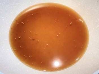 step6: 將水加入鑊中煮溶黏在鑊上的薑糖，變成為一杯美味的薑茶😊