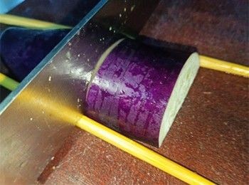 step3: 茄子切半，旁邊放筷子