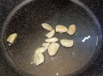 step4: 燒熱油，加入蒜頭