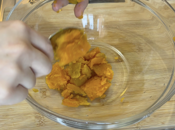 step1: 半個南瓜挖掉南瓜囊和南瓜籽，用水洗乾淨，四分一南瓜去皮切粒，剩下的南瓜隔水蒸熟，稍為放涼後挖出南瓜肉