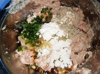 step2: 豬肉加入醃料拌勻，撻至起膠