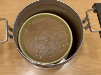step4: 真空鍋放足夠的水，放入紅棗年糕隔水蒸，大火煮至水沸，轉小火蒸15分鐘，期間不要開蓋，15分鐘後，立即將真空內鍋放入外鍋，立即蓋蓋，2小時後取出內鍋