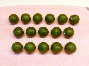 step4: 將粉團分份（12 g），壓平，然後放入已冷藏／冷凍至少許硬身的斑蘭椰蓉餡，包好，搓成短身橢圓形