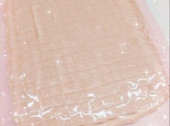 step3: 加入檸檬雪碧汽水，拌勻後倒入模具中（先舖上保鮮紙），放進雪櫃冷藏至凝固，脫模，切粒，放進雪櫃冷藏，備用