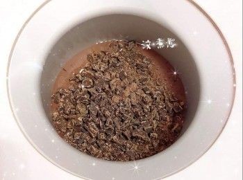 step4: 倒入雪糕機中，加入朱古力碎粒（可選用入爐朱古力粒或自己喜歡的朱古力碎片），蓋上蓋子，啟動選擇「軟雪糕」／「硬雪糕」模式（製作時間約1-2小時左右）