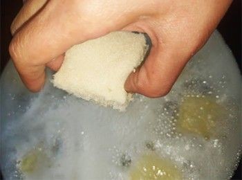 step14: 150℃油溫，蝦膠向下放入