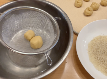 step3: 完成造型後，先沾水，沾白芝麻，氣炸前，每顆笑口棗要沾油