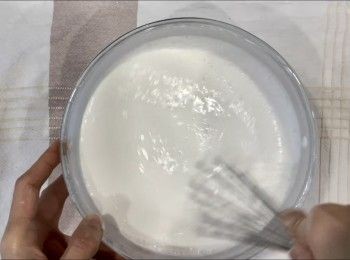 step4: 大碗內放入粘米粉和鷹粟粉，加入水攪勻，預備好<span class="group_2">粉漿</span>。