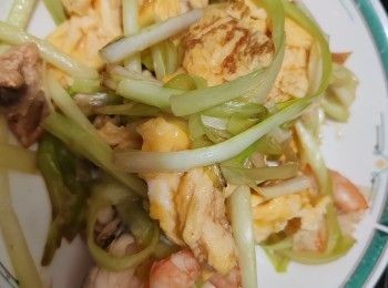 step2: 將三個蛋打入玻璃碗內加入油，埕，味酬撥打后倒入煎 pan見边沿起蛋皮便推白中心三四成熟盛起備用