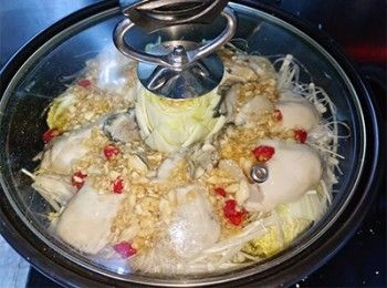 step8: 蓋上鍋蓋，大火煮滾，轉中小火焗10分鐘