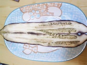 step3: 蒸好的茄子切開一半