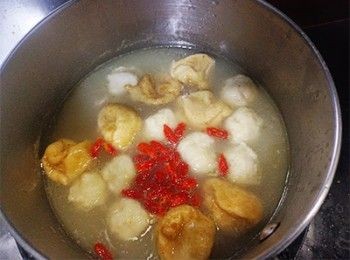 step4: 隔渣後加入魚蛋，魚腐，杞子，煮滾調味