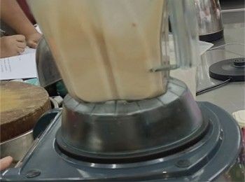 step2: <span class="group_2">材料B</span>放入攪拌機中攪打5分鐘