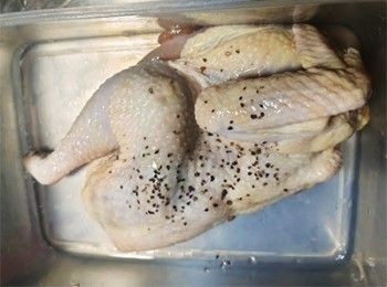 step1: 雞加入鹽、黑椒碎拌勻