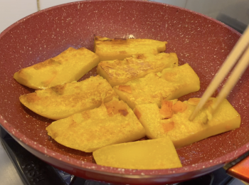 step4: 當第二次白飯模式完成後，打開蓋取出內膽，放一隻碟在上面，倒轉取出南瓜糕，南瓜糕放涼後，放在4度冰箱一晚，隔天再切片煎來吃