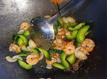 step9: 加入麻油炒勻