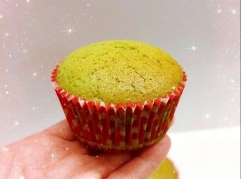 step7: 按個人喜好將裝飾用的奶油霜在蛋糕上打圈唧出花紋和放上適量的裝飾