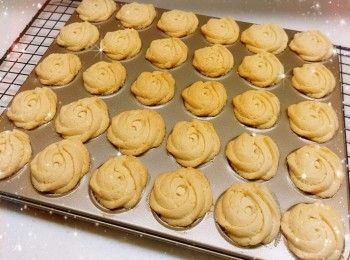 step7: 預熱5分鐘（160°），放中層，焗約30-35分鐘（時間視乎厚薄而定） 2. 然後再焗1-2分鐘（220°）至表面金黃（調高溫度上色） 3. 最後用餘溫再焗3-5分鐘（餘溫可令曲奇更上色和脆口），放涼，即可