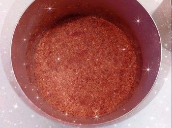 step8: 將適量的<span class="group_3">牛奶芝士蛋糕</span>漿（3吋蛋糕模@45 g＋5吋蛋糕模@125 g）倒在已凝結成形的<span class="group_2">餅底</span>上，放進雪櫃冷藏至凝固 2. 等待<span class="group_3">牛奶芝士蛋糕</span>冷藏時，可以做<span class="group_4">士多啤梨芝士蛋糕</span>