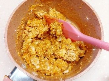 step9: 先在模具鋪上保鮮紙，再將芝麻花生糖漿倒在已鋪保鮮紙的模具上，然後攤平壓實（必需趁熱，否則糖漿冷卻後會變硬，比較不好操作）