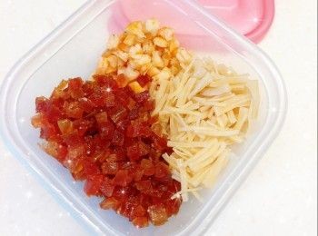 step1: 搖柱洗淨，用水浸軟，瀝乾，拆絲（浸搖柱水，備用） 2. 蝦米洗淨，用水浸軟，瀝乾，切碎粒（浸蝦米水，備用） 3. 臘腸洗淨，啟動選擇「純蒸2」，大概蒸10分鐘至軟身，切碎粒