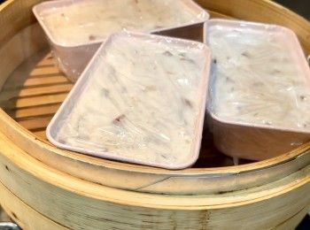 step9: 放入已掃油的蒸盤，掃平表面，包上保鮮紙。蒸20至30分鐘，視乎蒸盤大細而定，筷子插入糕内取出後不沾上<span class="group_2">粉漿</span>便熟了。