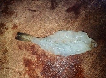 step3: 不要界斷，抹乾水份，少許鹽胡椒粉略醃